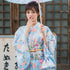 Accappatoio kimono retrò giapponese da ragazza con motivo floreale