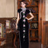 Vestido de madre cheongsam de terciopelo de longitud completa con bordado floral de manga casquillo