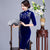 Schlüsselloch-Ausschnitt, halbe Ärmel Samt-Cheongsam-chinesisches Kleid mit Blumenapplikationen