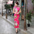 Teelanges chinesisches Cheongsam-Kleid mit Flügelärmeln und Riemenknöpfen