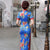 Chinesisches Cheongsam-Kleid in voller Länge mit Blumenmuster aus Seidenmischung und Riemenknöpfen