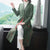 Manteau de vent de mère de style chinois de longueur de thé de broderie florale de col en V