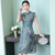 Chinesisches Cheongsam-Kleid mit Mandarinkragen und Flügelärmeln
