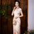 Traditionelles chinesisches Cheongsam-Kleid mit Mandarinkragen und Flügelärmeln