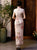 Traditionelles chinesisches Cheongsam-Kleid mit Mandarinkragen und Flügelärmeln