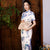 Traditionelles chinesisches Cheongsam-Kleid mit Stehkragen und kurzen Ärmeln