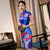 Traditionelles chinesisches Cheongsam-Kleid mit Flügelärmeln und Mandarinkragen