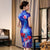 Traditionelles chinesisches Cheongsam-Kleid mit Flügelärmeln und Mandarinkragen