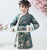 Knielanges, wattiertes Cheongsam-Kleid aus Brokat mit Blumenmuster und Fellrand