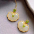 Collar dorado con colgante de jade blanco con forma de candado Ruyi